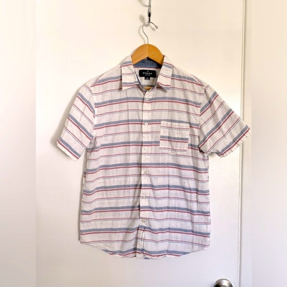 Men’s Division Brand Short Sleeve Stripe and Speckled Button Up! Size medium !